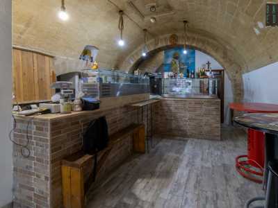 Il padrone di casa ci conduce all�interno, piccolo ma molto accogliente. Una volta bassa in pietra a vista termina con un enorme dipinto di San Nicola...